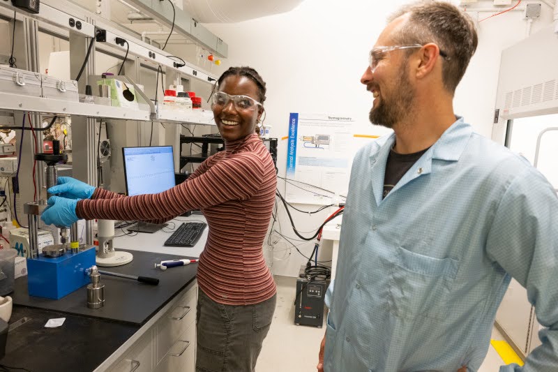 Ruby Onsongo (left), EERE Summer 2023 Intern, talks with mentor Michael Whittaker about their research project at Lawrence Berkeley National Laboratory (Berkeley Lab), 08/07/2023.